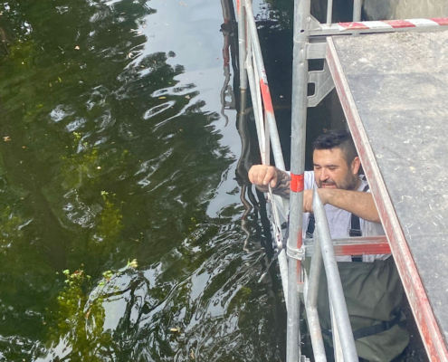 Steiger opbouw in het water